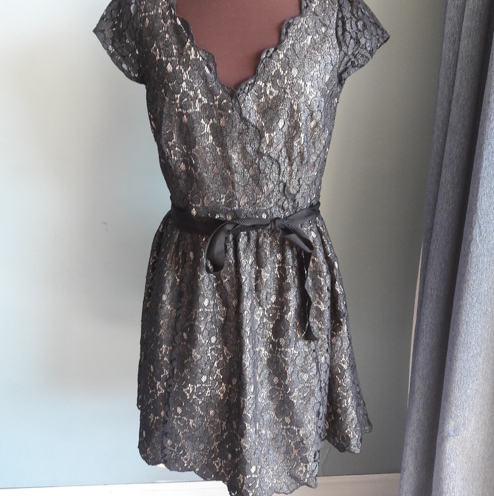 💛 Elle black metallic lace dress size 4